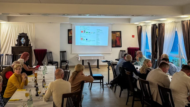 Anh&auml;nger der CDU Augustdorf warten am Sonntagabend in "Wenzel's Ratsstuben" gespannt auf die Ergebnisse der Kommunalwahl. In der Gemeinde scheiden sich die Geistert - w&auml;hrend CDU und AfD hier mit ihre besten Ergebnisse einfahren, steht die SPD extrem schwach da. - &copy; Raphael Bartling