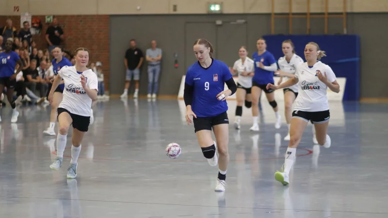 Auf und davon: Blombergs Nieke K&uuml;hne l&auml;sst ihren Gegenspielerinnen das Nachsehen und steuert aufs gegnerische Tor zu. - &copy; J&ouml;rg Wehling