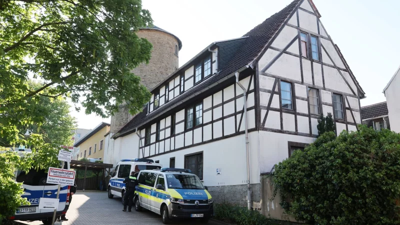 In mehreren Bundesländern durchsuchten Polizisten Immobilien, die eine Verbindung zum "Königreich Deutschland" haben. - © Bodo Schackow/dpa