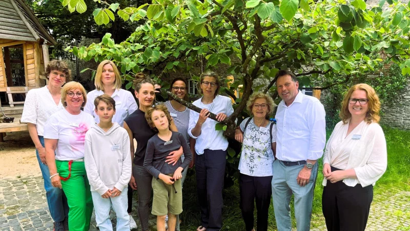 B&uuml;rgermeister Frank Hilker und Fachbereichsleiterin Jennifer Sonneborn (rechts) haben sich mit (von links) Joanna St&ouml;cker, Ulrike R&auml;ker und Esther Rosenbrock (Fachbereich Jugend, Schule und Sport), Gyn&auml;kologin Dr. Jessica Gawenda (mit ihren S&ouml;hnen Konstantin und Theo), Familienlotsin Friederike M&uuml;ller und Kinder&auml;rztin Dr. Natalie Hellermann ausgetauscht. Mit dabei war die Mutter von Dr. Gawenda, Monika Dreise (3. von rechts). - &copy; Stadt Detmold