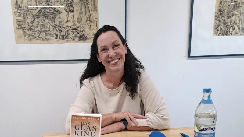 Stefanie Gregg mit ihrem Buch "Das Glaskind". - &copy; Stadtb&uuml;cherei Barntrup
