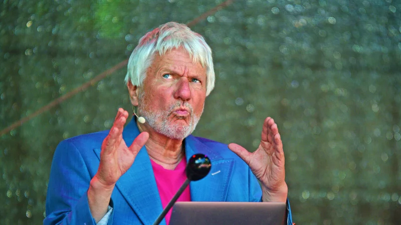 Was haben Musik und Zeitgeschichte miteinander zu tun? Darüber hat Jürgen Becker im Schatten des Hermannsdenkmals sinniert. - © Nicole Ellerbrake