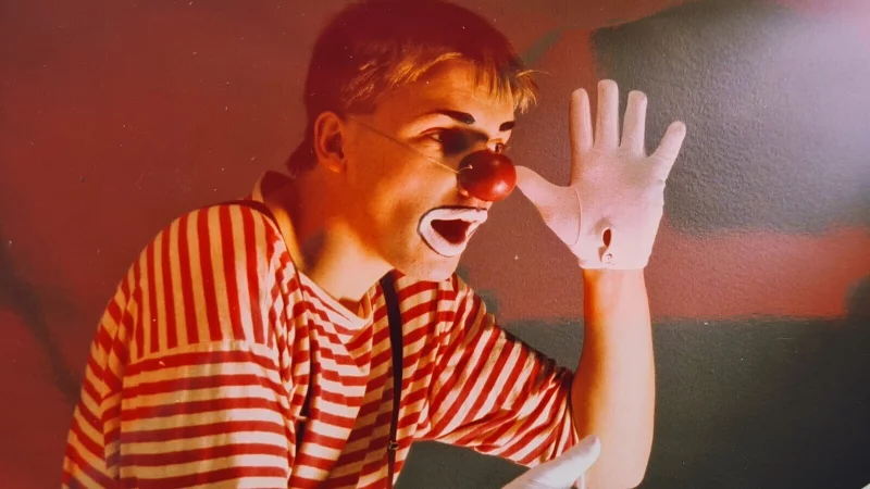 Keine Angst, die Pappnase zu geben: Jens Heuwinkel holt sie immer noch heraus - ganz nach Programm. - © Repro: Marianne Schwarzer