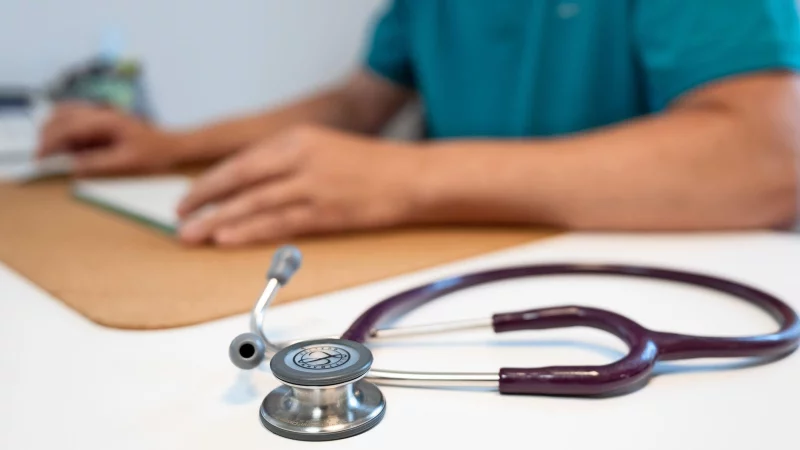 Eine zu hohe Belastung durch B&uuml;rokratie und administrative T&auml;tigkeiten seien oft ein Hemmnis f&uuml;r die Niederlassung als Vertrags&auml;rztin oder Vertragsarzt. - &copy; Sebastian Kahnert/dpa