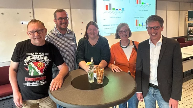 Martin Hoffmann (rechts) ist als B&uuml;rgermeister im ersten Wahlgang wiedergew&auml;hlt. - &copy; Anna Lena Hindler