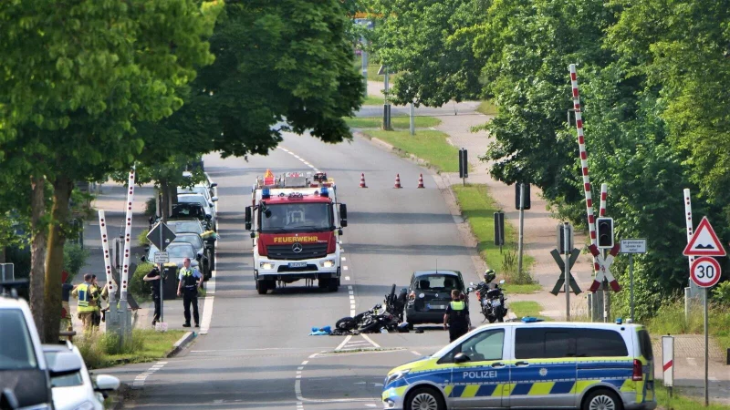Drei junge Motorradfahrer fuhren auf den Renault auf. - &copy; J&ouml;rg Hagemann