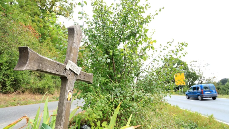 Angeblich ein Sicherheitsrisiko: Das abger&auml;umte Kreuz f&uuml;r Joscha, rund acht Meter von der Fahrbahn der B239 nahe der Abtei Marienm&uuml;nster entfernt. Es musste entfernt werden, aber m&ouml;glicherweise darf es nun wieder aufgebaut werden. - &copy; David Schellenberg