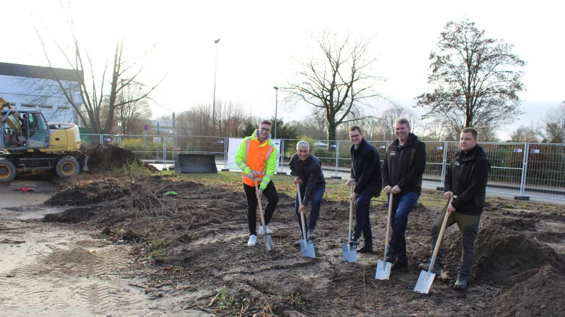Matthias Stotz (Fachteam Straßen, Sportplätze, Friedhöfe, von links), Beigeordneter Thorsten Paulussen, Bürgermeister Matthias Kalkreuter, Frank Schröder und Kai Fricke (beide GaLa Bau Schröder) setzen am Werreanger den symbolischen ersten Spatenstich. - © Lorraine Brinkmann