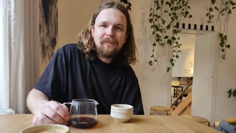 Christian Langemann verfolgt als einer der Halbstark-Betreiber eine klare Philosophie in seinem Laden. Dass das Team mit dem Laptop-Verbot auch anecket, nehmen sie daher hin. - © Janet König