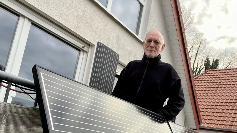 Zwei Module geh&ouml;ren zu Karl-Ludwig Wedderwilles Balkonkraftwerk. - &copy; Mareike K&ouml;stermeyer