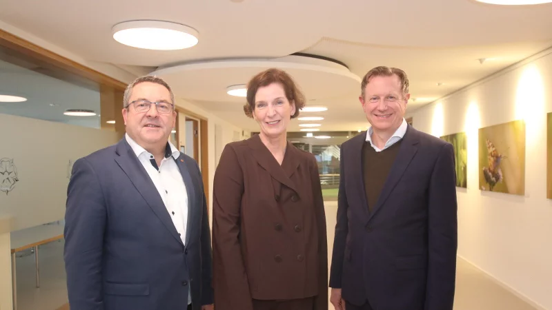 Landrat Dr. Axel Lehmann (links) und Dr. Niklas Cruse, kaufmännischer Geschäftsführer des Klinikums Lippe, begrüßen Prof. Dr. Dorothee Bremerich als neue medizinische Geschäftsführerin des Klinikums Lippe. - © Kreis Lippe