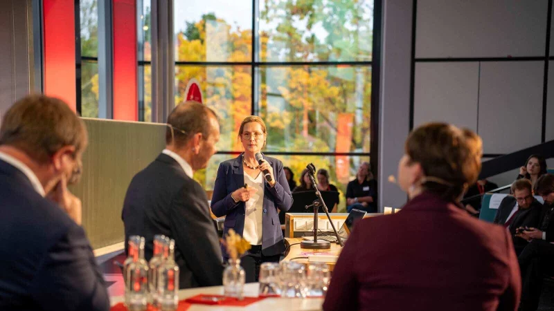 Vizepräsidentin Professorin Dr. Yvonne-Christin Knepper-Bartel ist sich beim Jahresempfang der TH OWLsicher: „Die Hochschule ist auf dem Weg Richtung Zukunft". - © TH OWL