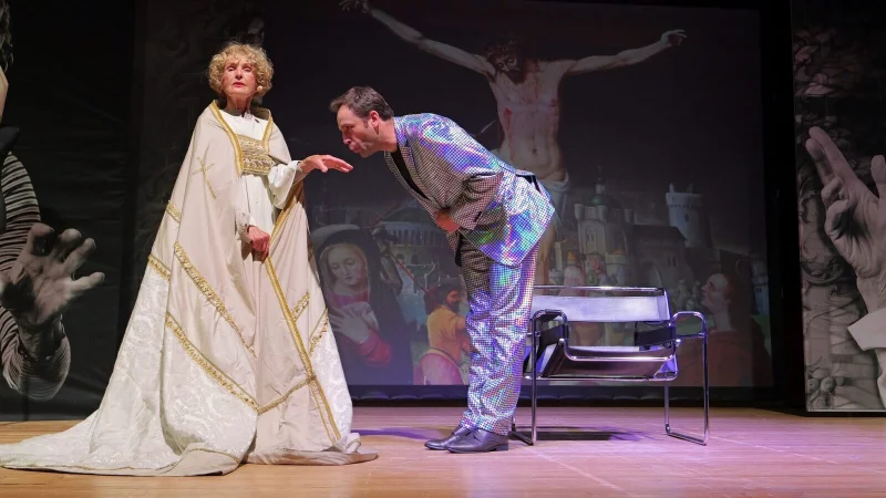 Kathrin Ackermann brilliert als "Amerikanische Päpstin". Der Rückfall in alte Traditionen soll die Kirche retten. Papstmanager Ferdinand Ascher küsst den Ring der neuen amerikanischen Päpstin. - © Thomas Krügler