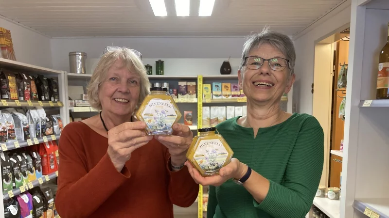 Marianne Turner (links) und Elisabeth Engel vom Eine-Welt-Laden hoffen auf K&auml;ufer. - &copy; Cordula Gr&ouml;ne