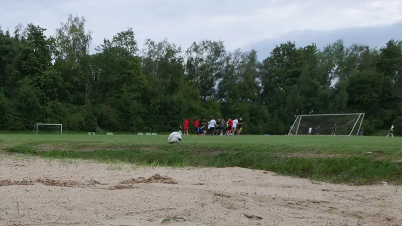 Der Rasenplatz des Eggestadions neben dem Kunstrasenplatz hat bislang keine Flutlichtanlage. - &copy; Archivfoto: Jost Wolf