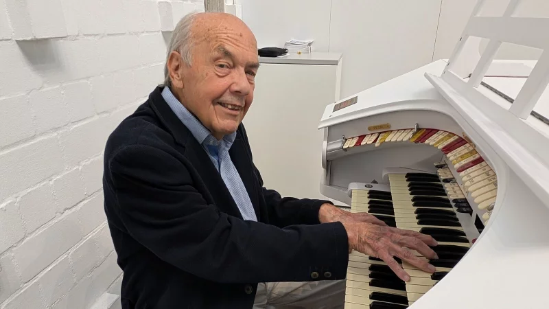 Neben seiner Arbeit als Elektriker und sp&auml;ter seiner Karriere als S&auml;nger am Landestheater Detmold spielte Bruno Gebauer sein Leben lang Orgel in der Kirche - allein in der Lemgoer Heilig-Geist-Gemeinde schon seit 60 Jahren. Hier sitzt er an der historische Wurlitzer-Kinoorgel, die 2023 erworben wurde. - &copy; Annika Langhagel