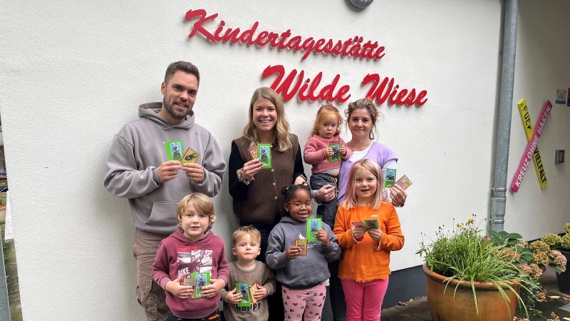 Gemeinsam mit Kindern des Familienzentrums Wilde Wiese laden Jonas Fiebig (Familienzentrum Wahmbecker Pfad), Laura Bobenhausen (Stadt Lemgo) und Nicole Siefert (Familienzentrum Wilde Wiese, von links) zur Waldrallye. - © Familienzentrum Wilde Wiese