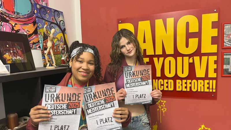 Emilia Faschaya (l.) und Carla Dean sind Deutscher Meister im Hip-Hop Duo Junior geworden. - &copy; Josefin Stein