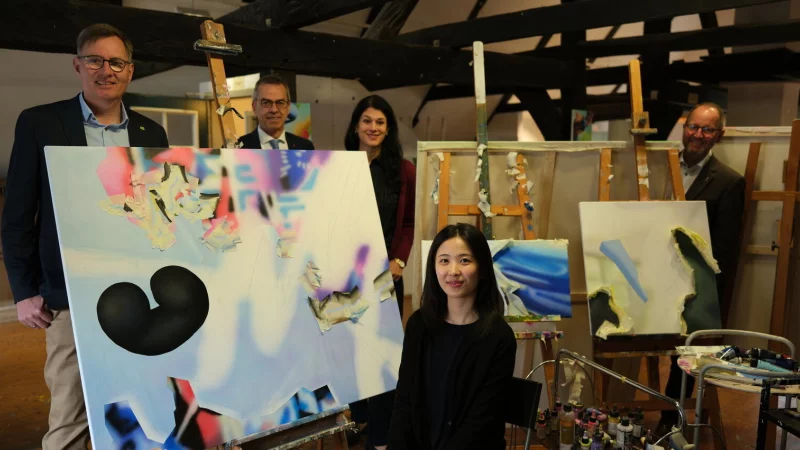 Im Atelier (von links): Jochen Brunsiek, Leiter der Kulturabteilung beim Landesverband, Schieder-Schwalenbergs Bürgermeister Jörg Bierwirth, Kunstreferentin Dr. Mayarí Granados, Stipendiatin Eunjeong Kim und Landesverbandsvorsteher Jörg Düning-Gast. - © Sven Koch