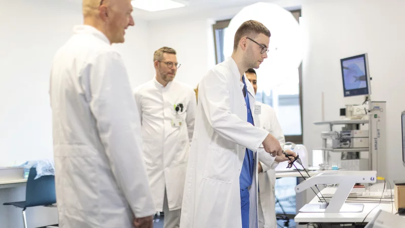 Im SIM-Lab trainieren Ärztinnen und Ärzte vor dem Operationstag an verschiedenen OP-Simulatoren. - © Klinikum Lippe