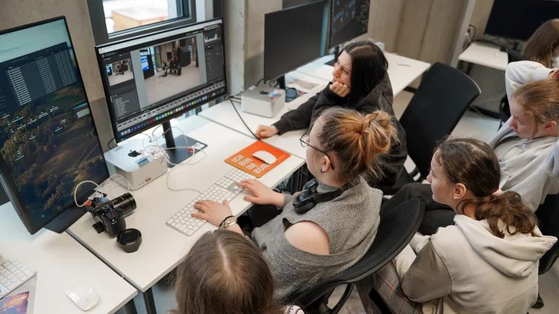 Schülerinnen und Schüler der Realschule Aspe tauchen kreativ in die Welt der Mediengestaltung ein - © Lippe Bildung