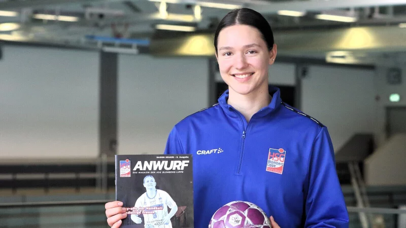 Das Hallenheft mit dem Titelbild ihrer Schweizer "Vorg&auml;ngerin" Lisa Frey und einen Handball in den H&auml;nden: Blombergs Nuria Bucher ist neu im Team des Bundesligisten. - &copy; Oliver K&ouml;nig