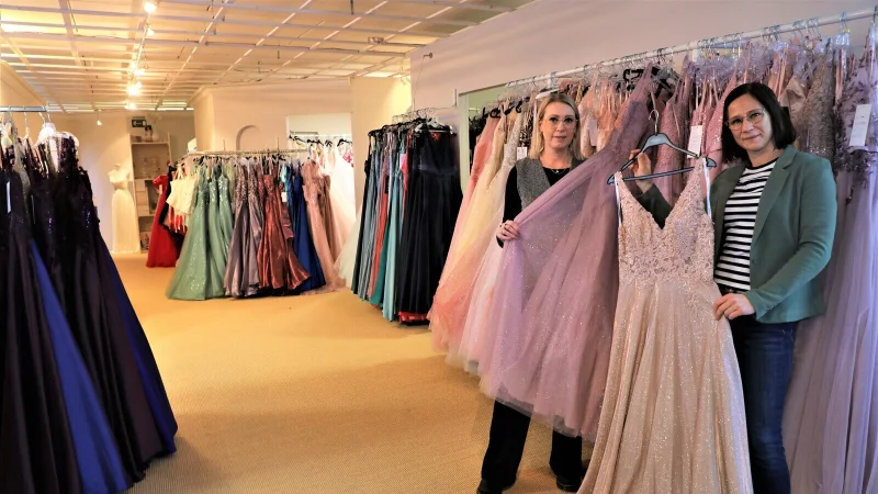 Linda K&ouml;ring (l.) und Stephanie Hoppe bieten in ihrem Gesch&auml;ft Braut und Fest noch bis Juni Kleider f&uuml;r jeden Anlass an. - &copy; Simone Fl&ouml;rke