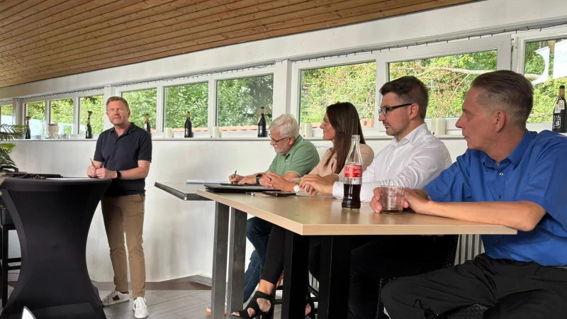 Carlo Eggers, Vorsitzender des TSV Bösingfeld, moderierte die Bürgermeisterkandidatenrunde. Es ging um sportpolitische Fragen. - © TSV Bösingfeld
