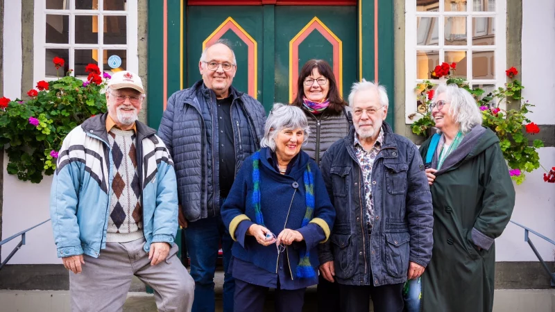 Ingrid Nolting (Dritte von links) und Helma Weidemann (rechts) wollen zusammen mit Norbert von Dahlen (von links), Walter Brinkmann, Birgit Brand und Wolfgang Schreiber eine Seniorengenossenschaft in Detmold gr&uuml;nden. Nicht auf dem Bild, aber ebenfalls mit dabei ist Lothar Kowelek. - &copy; Raphael Bartling