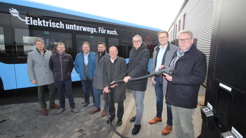 Ladesäule mit Prominenz: Vor einem der neuen Elektrobusse für den Lemgoer Stadtverkehr stehen (von rechts) Landrat Meinolf Haase, Matthias Sasse (Geschäftsführer Stadtwerke Lemgo), Bürgermeister Markus Baier, Sven Oehlmann (Geschäftsführer Verkehrsbetriebe Extertal), Ashley James von der Sparkasse Lemgo, Heinz Linke (Firma Linke) sowie Nicolai Struve und Robert Wilhelm vom Hersteller Daimler Buses. - © Jens Rademacher