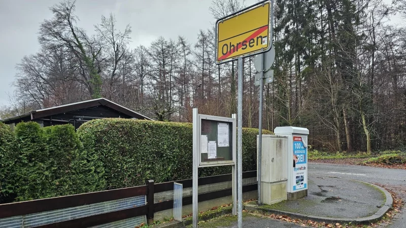 An dieser Stelle stand das alte Bushalteh&auml;uschen, jetzt ist die Haltestelle direkt an die Ortsdurchfahrt verlegt worden - ohne Unterstand. - &copy; Archivfoto: Astrid Sewing