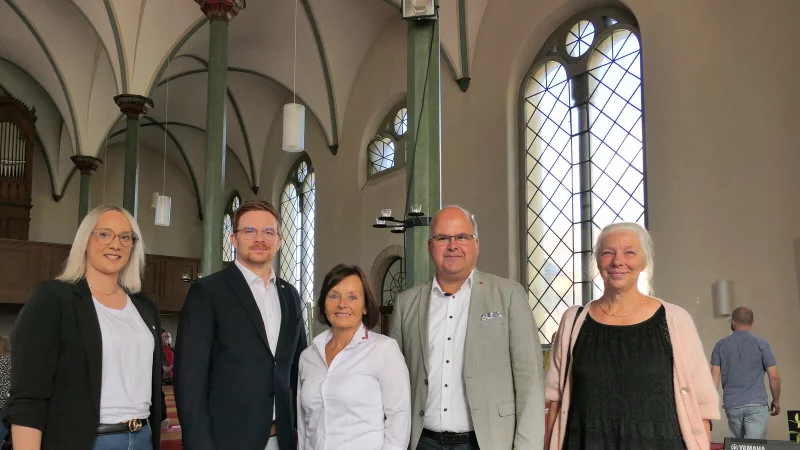 Der Tag des Jubil&auml;ums war von gro&szlig;er Dankbarkeit allen gegen&uuml;ber gepr&auml;gt, die die Kita Regenbogen &uuml;ber die Jahre begleitet haben: (von links) Anna Hohlfeld, Patrik Benzler, Marion Gurcke, B&uuml;rgermeister Marcus P&uuml;ster und Gudrun Babendererde von der Lippischen Landeskirche. - &copy; Johanniter Lippe-H&ouml;xter