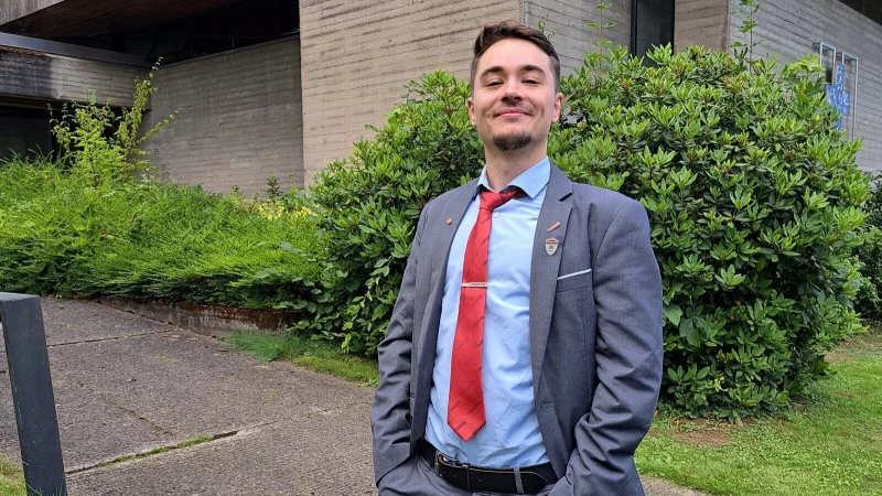 Der 29-jährige Paul Kuhlemann wirft seinen Hut für Die Partei in den Ring ums Landratsamt. - © CAROLIN BROKMANN-FÖRSTER