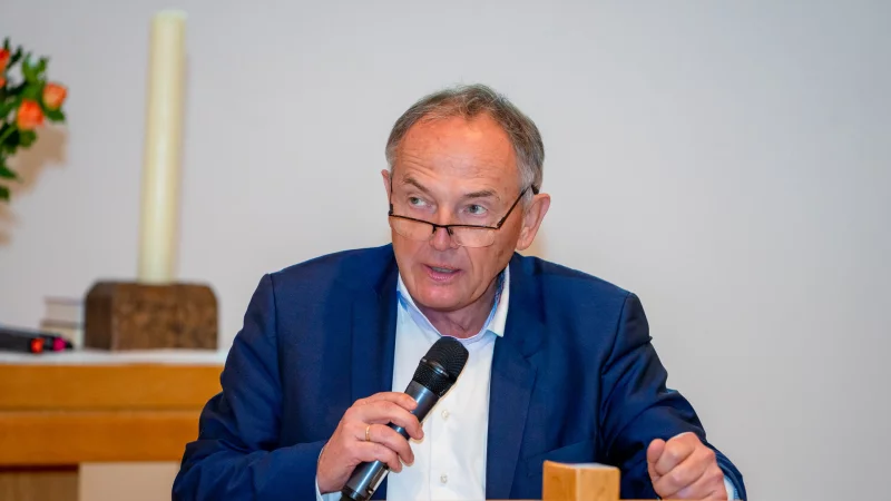 Prof. Dr. J&uuml;rgen Deller h&auml;lt den Vortrag im kirchlichen Zentrum der Stiftung Eben-Ezer. - &copy; Eben-Ezer