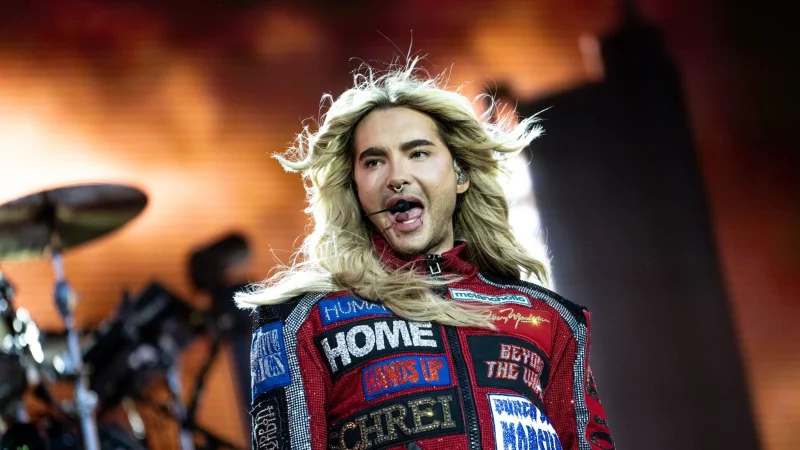 Bill Kaulitz wird am 4. Dezember 2025 mit seiner Band Tokio Hotel in Bielefeld auftreten. - © Fabian Sommer/dpa