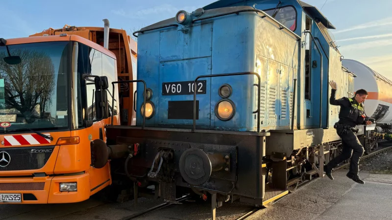 Kollision auf einem unbeschrankten Bahn&uuml;bergang: Eine 64 Tonnen schwere Diesellok, die neun Kesselwaggons zog, ist mit einem M&uuml;llwagen zusammengesto&szlig;en. - &copy; Ulrich Behmann