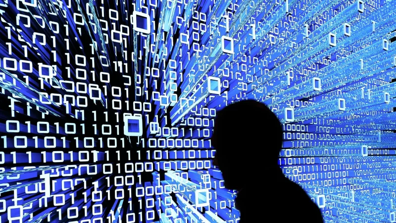 Die rund 200.000 Lehrkräfte in Nordrhein-Westfalen können sich für ihren Arbeitsalltag künftig im Bereich der KI schulen lassen. - © Peter Steffen/dpa