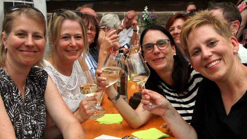 Winzerfest 2025 - herrliches Wetter, beste Stimmung: Kira (von links), Steffi, Nadine und Nicole genie&szlig;en den "M&auml;delsabend". - &copy; Martin Hostert