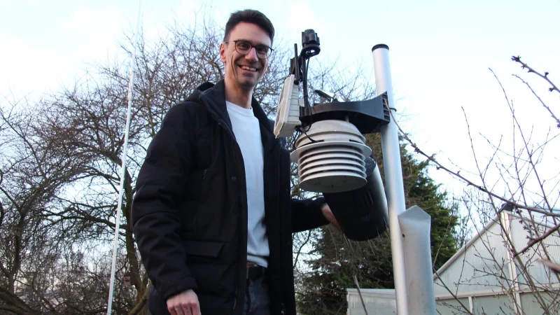 Holger Miesel kontrolliert seine Wetterstation im Garten. - &copy; Archivfoto: Nadine Uphoff