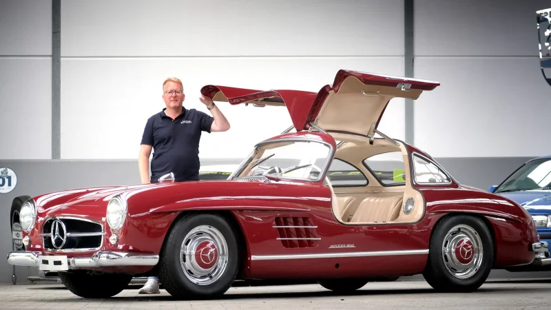 Der Gütersloher Autohändler Hubertus Bettenworth handelt mit millionenschweren Mercedes-300-SL-Modellen. Diese Coupé mit Flügeltüren (Gullwing) bietet er auf Internet-Portalen für 1.590.000 Euro an. - © Andreas Frücht
