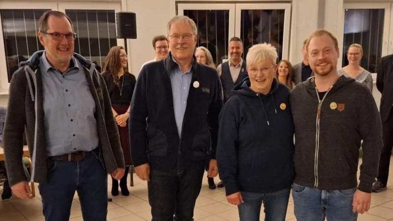 Lagen in der Einzelwertung vorn: Major Bernhard Kicinski (von links) ehrte den zweitplatzierten Bernd Steinmetzler, die Siegerin Anja Schatz sowie den drittplazierten Kai Tintelnot. - &copy; Sch&uuml;tzengemeinschaft Brake e.V.