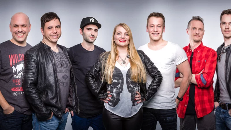 „…eine Band namens WANDA“ bringt das Gute-Laune-Programm direkt auf die Tanzfläche. - © Wanda