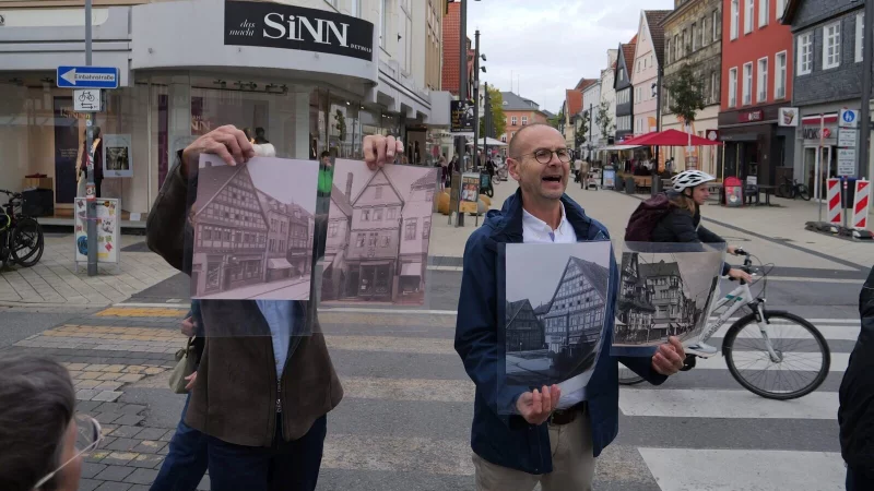 Beim Stadtrundgang mit Frank Budde zeigen historische Fotos, wie sich das Stadtbild verändert hat. Am Platz des Hansa-Hauses stand 1706 das stattliche Haus Brüggemeier. Zwei angrenzende Nebenhäuser wurden ebenfalls abgerissen. - © Thomas Krügler