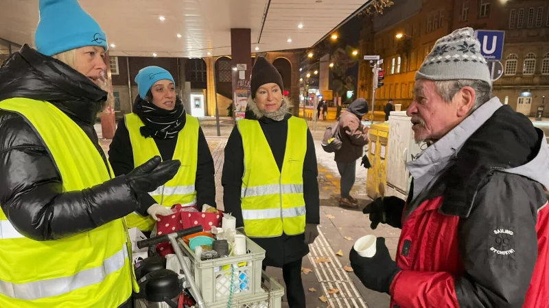 Annette Benigni (v. l.), H&uuml;lya Kr&uuml;ger und Ina Kreft vom Verein Miteinander Stark sind am Abend in der Innenstadt unterwegs und versorgen bei gro&szlig;er K&auml;lte Obdachlose und Bed&uuml;rftige, wie ihren alten Bekannten Stanislav. - &copy; Susanne Lahr
