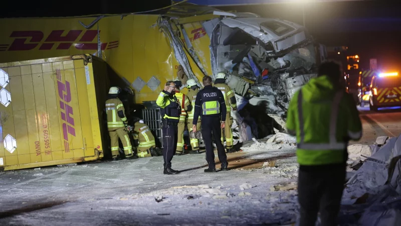 Einsatzkräfte von Feuerwehr und Polizei arbeiten auf der A2 bei Bielefeld an der Unfallstelle. - © Chriastian Müller/dpa