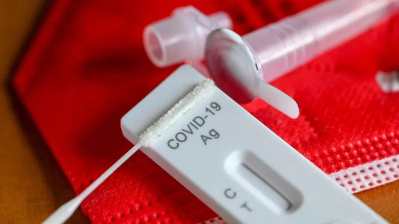 Öfter mal wieder testen: Experten erwarten für den Sommer eine neue Coronawelle, denn der neue Virusstamm "Nimbus" ist sehr ansteckend. - © Jens Kalaene/dpa