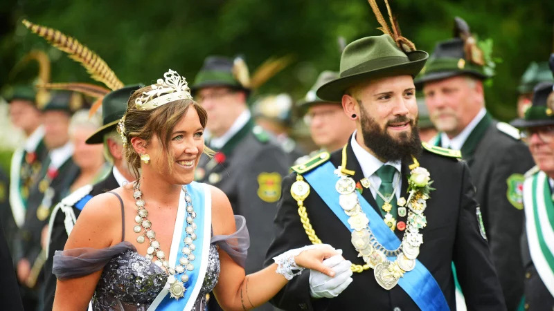 Janina I. Balk ist die neue Sch&uuml;tzenk&ouml;nigin der Sch&uuml;tzengesellschaft Sch&ouml;tmar, Daniel Thinius ist ihr Prinzgemahl - &copy; Nicole Ellerbrake