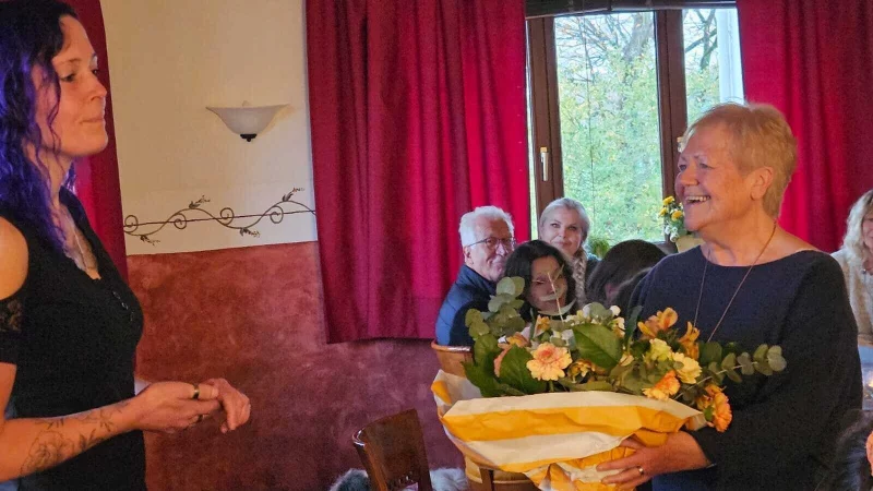 Die alte und die neue Vorsitzende: Marianne Rautenberg (rechts) freut sich &uuml;ber einen Blumenstrau&szlig; ihrer Nachfolgerin Daniela Kl&ouml;pperpieper, die den Verein gemeinsam mit Verena Rautenberg f&uuml;hren wird. - &copy; Bildrechte: "Unsere H&auml;nde f&uuml;r viele Pfoten"