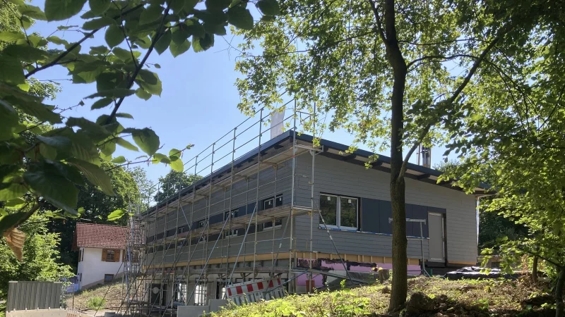 Schon gut fortgeschritten sind die Arbeiten f&uuml;r den Neubau auf dem Gel&auml;nde der Freilichtb&uuml;hne Bellenberg. - &copy; Cordula Gr&ouml;ne