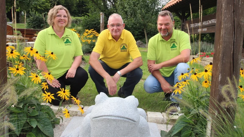 Freuen sich aufs Festwochenende zum 50-jährigen Bestehen der "Nachbarschaft Hillentrup": Vorsitzender Martin Grenner (Mitte) mit den Vorstandsmitgliedern Alexandra Domack und Nils Domack. - © Jens Rademacher